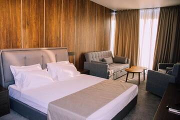 Фото номера Трехместный номер с террасой Отель Hotel Nobilis Hall г. Кобулети 6