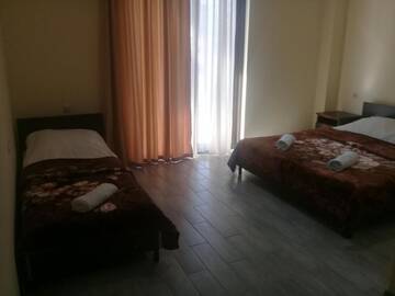 Фото номера Стандартный семейный номер Отели типа «постель и завтрак» Guest House Ron г. Кобулети 2